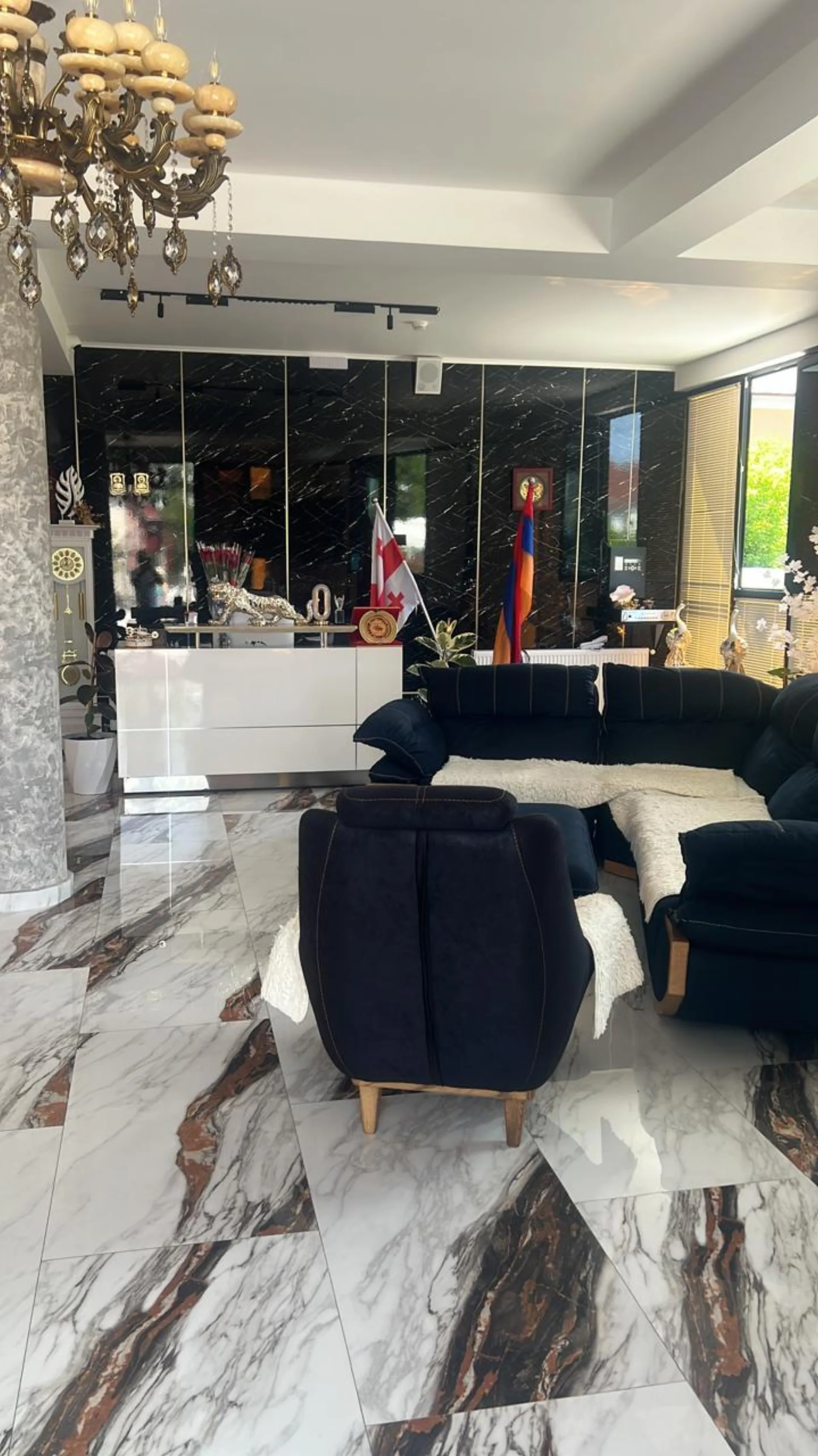 Лобби Hotel Chipo с мраморным полом