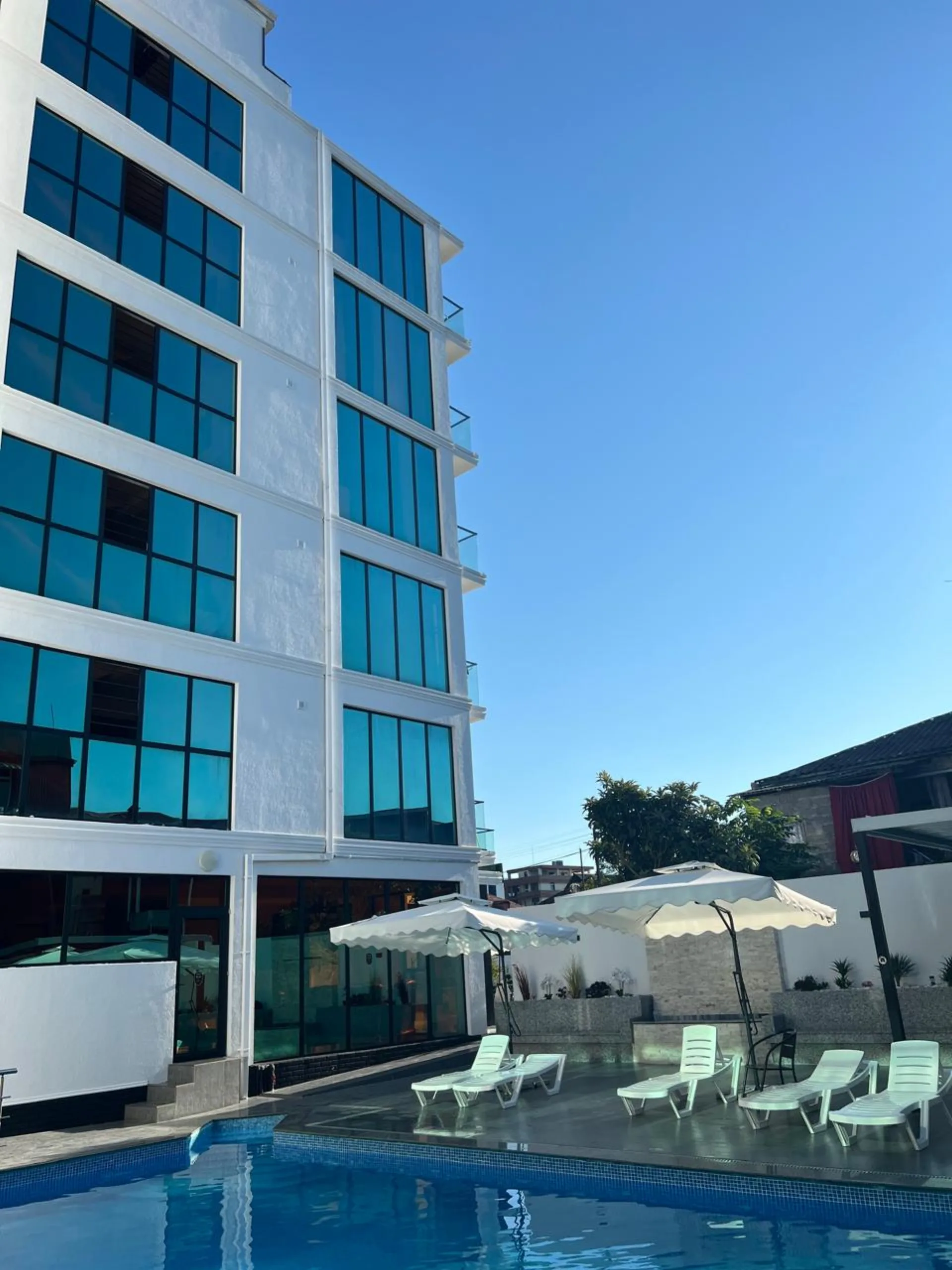 Открытый бассейн Hotel Chipo