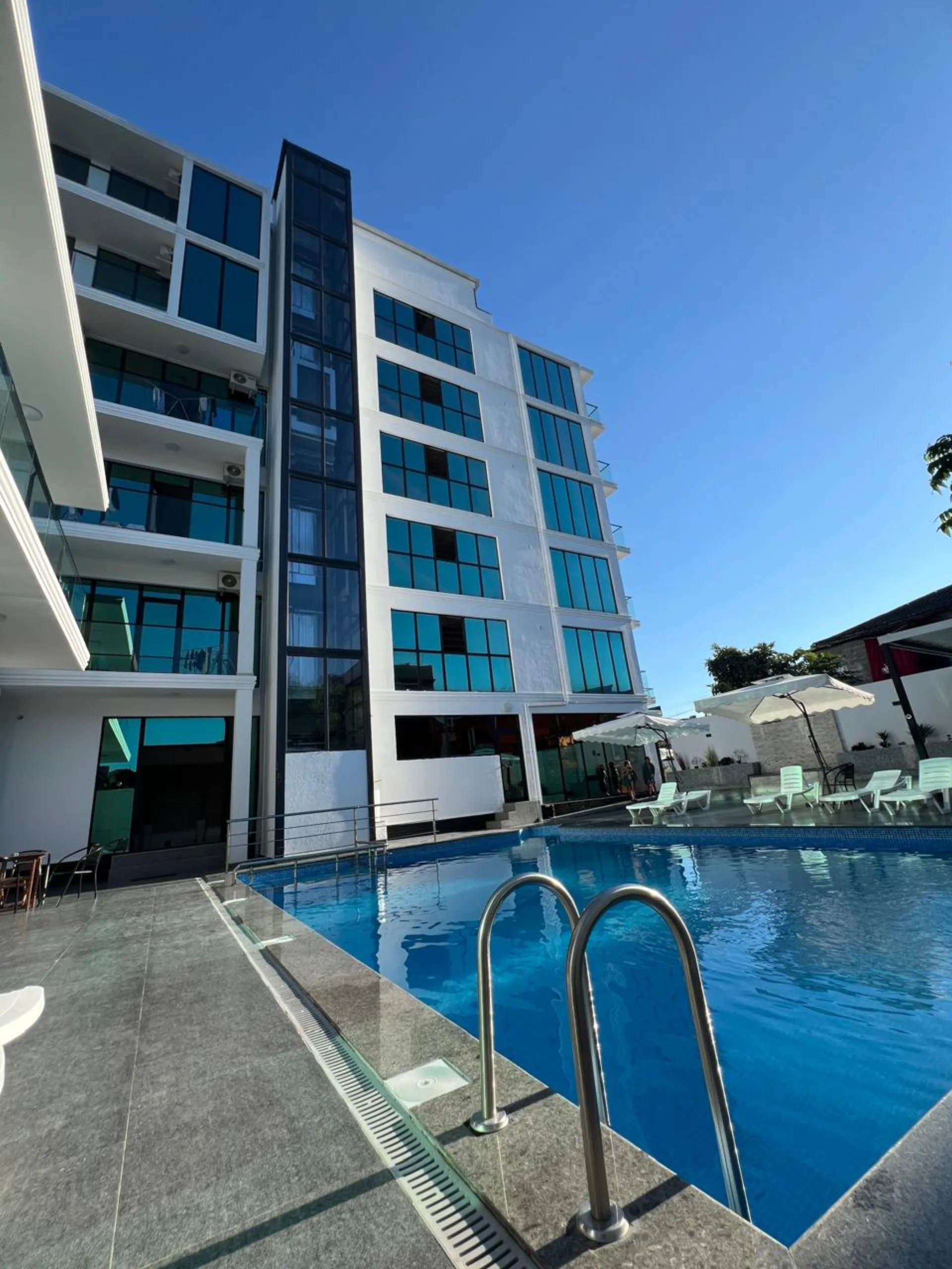 Бассейн Hotel Chipo с лестницей и зданием