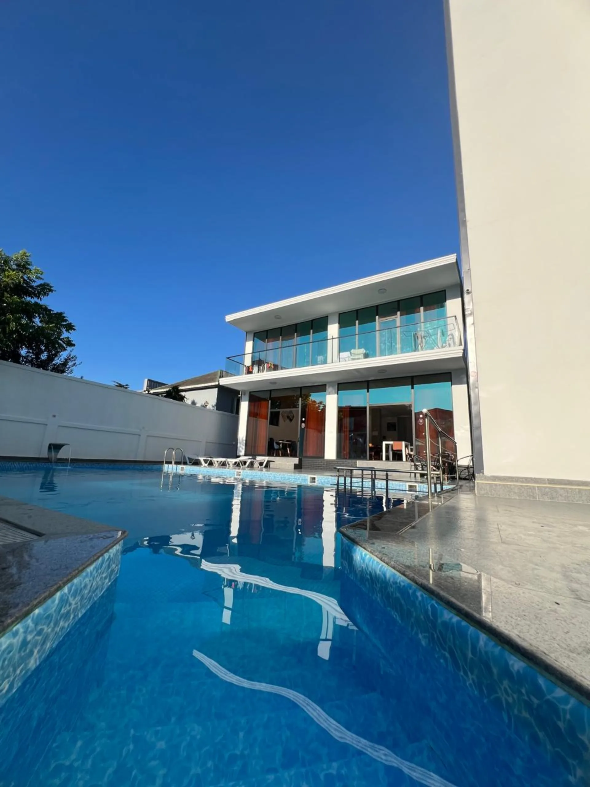 Зона отдыха у бассейна Hotel Chipo