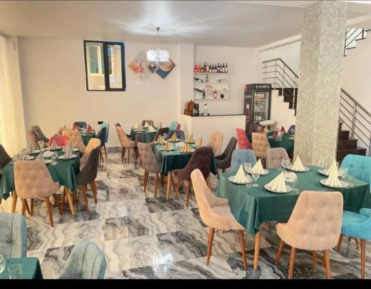 Бассейн и ресторан Hotel Chipo