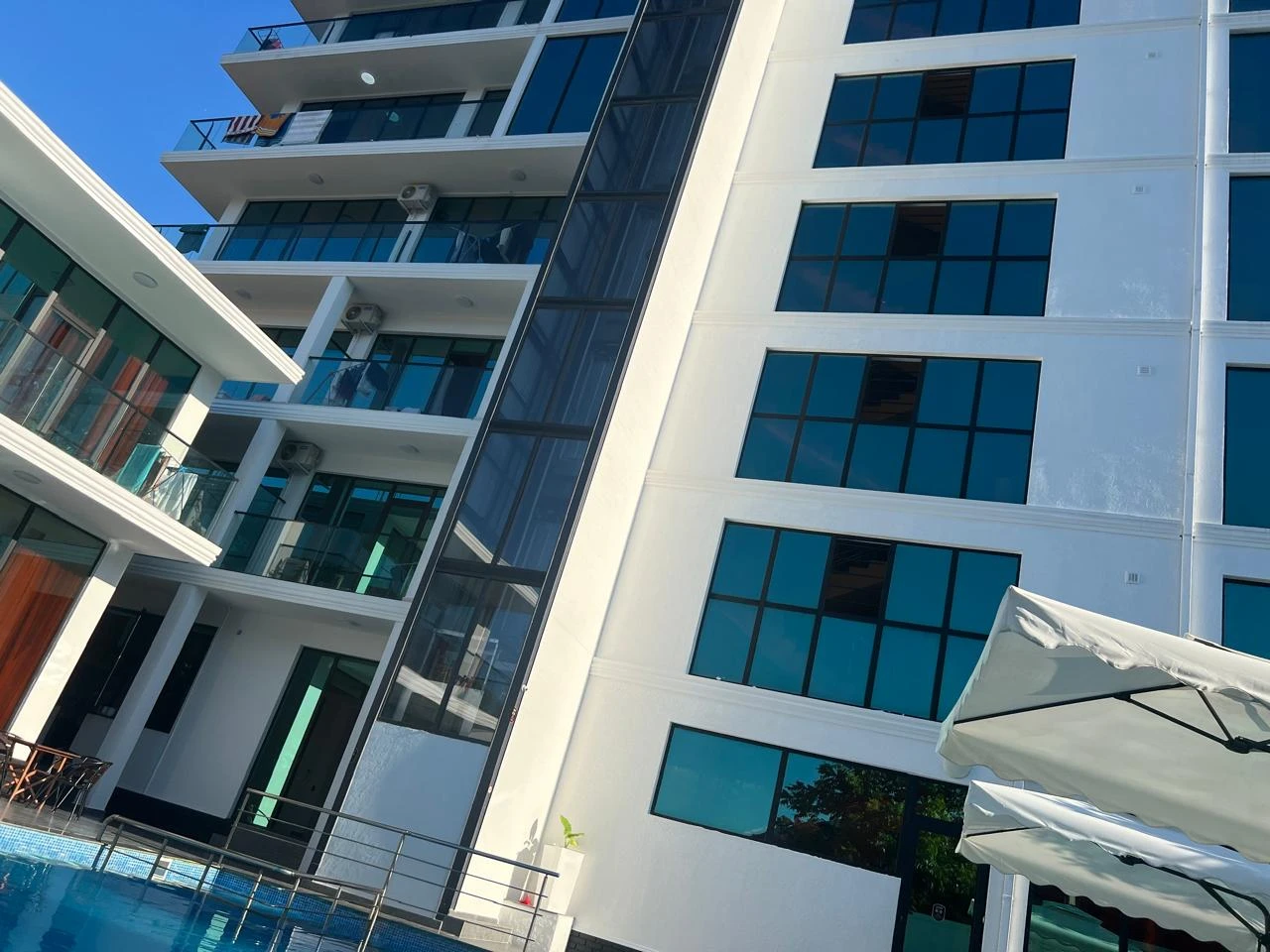 Hotel Chipo — здание и бассейн